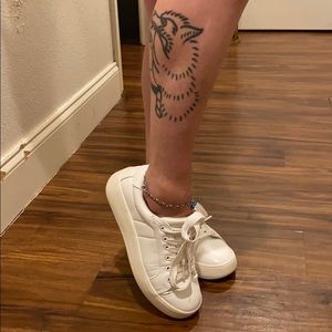 White tennis’s shoes